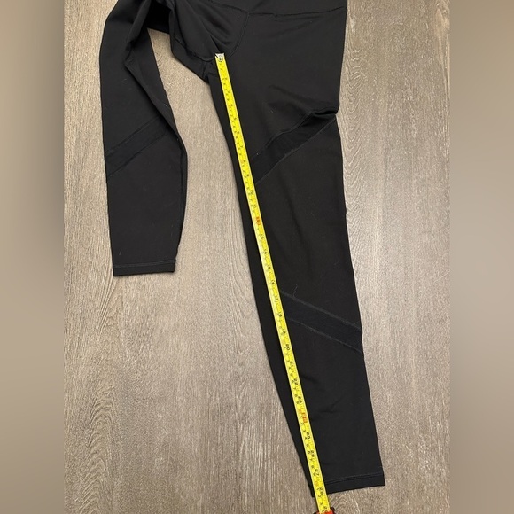 WORN ONCE OLD NAVY BLACK MESH DESIGN LEGGINGS - Size Medium SKU:344 - Picture 2 of 7